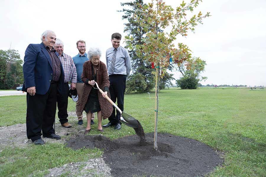 Ttribune Photos by Jo-Anne Procter.
The  former governor genera Adrienne Clarkson planted a tree at the Woodlands Park150 site on Sept. 14. Pictured left to right: RM of Woodlands Reeve Doug Oliver, Coun. Carl Fleury, Park150 committee member Matthew Stevenson, Clarkson and Coun. Bryan Myskiw