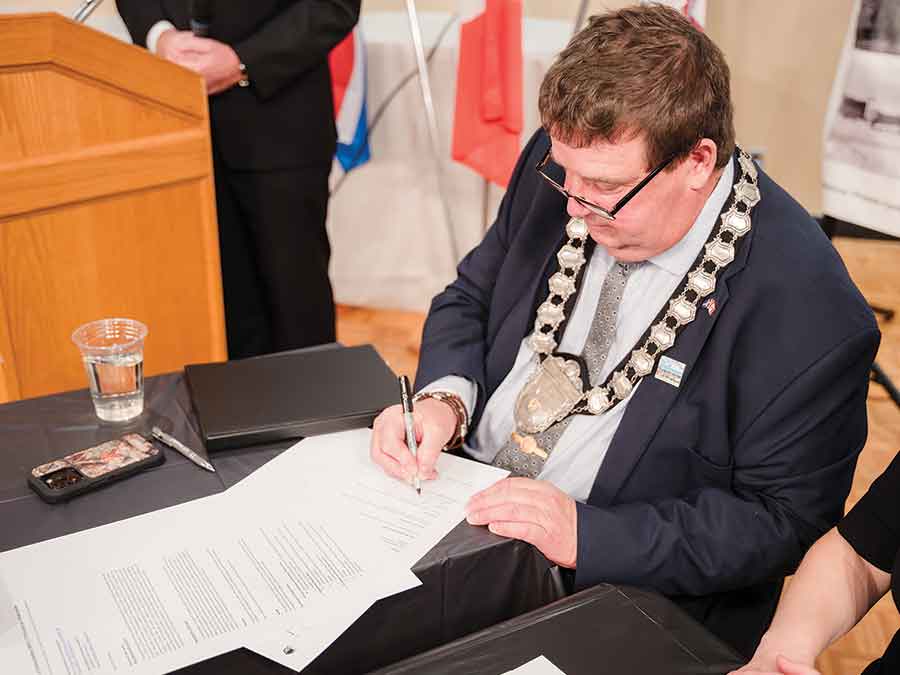 Kevin Chudd signs the sister-city MOU between Gimli and Akureyri, Iceland