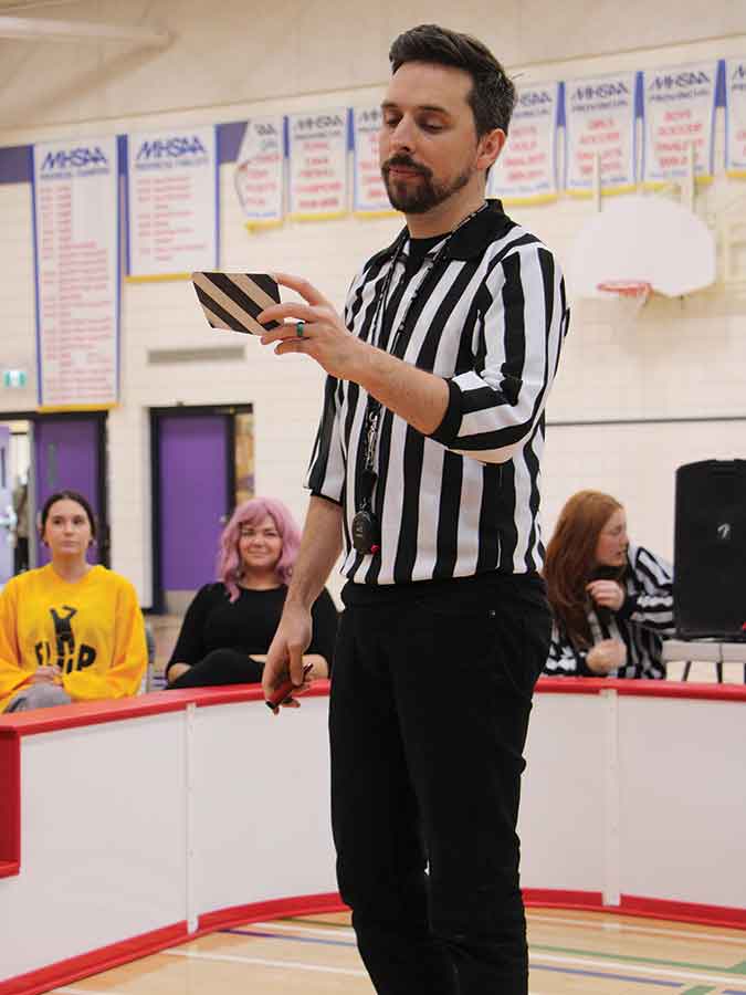 A referee reads out the theme for the next scene. Teams respond to prompts on the spot to create unscripted performances in French