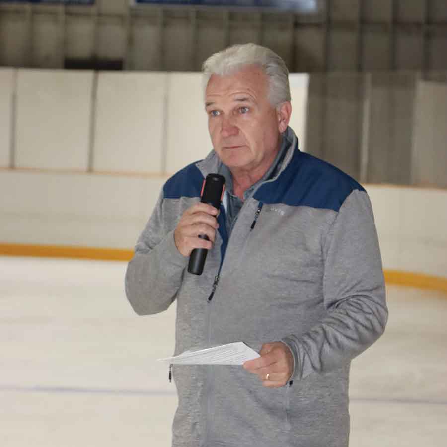 Lorne Zacharias, chair of the Elm Creek Rink Board, welcomes guests to the ribbon-cutting ceremony for the arena’s artificial ice project