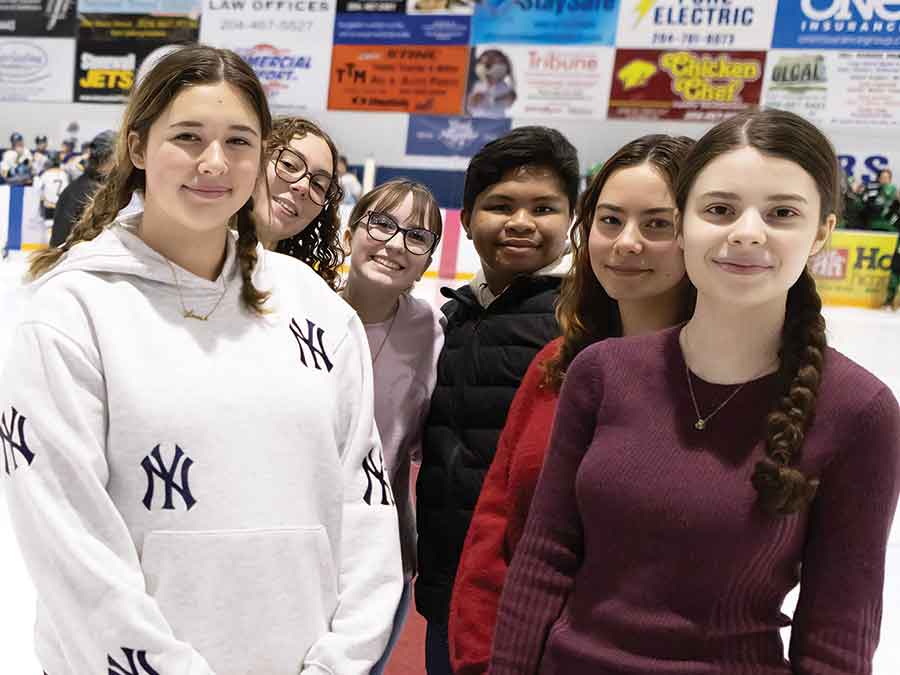 Collège Stonewall Collegiate musical theatre members Kristen Greigson, Juliana Windross, Mia Smart, Josh Herrera, Lacie Daun and Sydney Palmer sang O Canada prior to puck drop