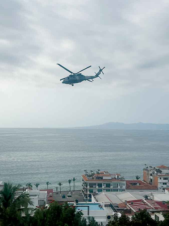 Mexican federal security forces, including the Secretaría de Marina, flew helicopters over areas of Puerto Vallarta as part of a security operation after significant violent incidents were reported Sunday and Monday