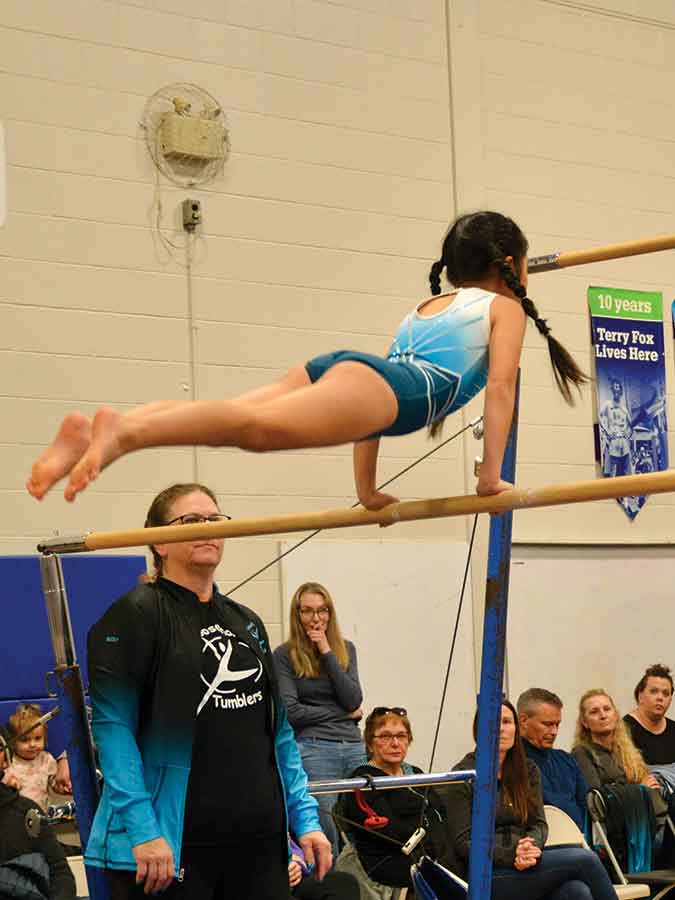 Vivianna Hong on casts on bars